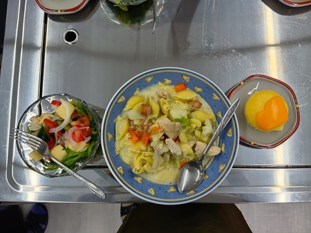 料理を作る参加者